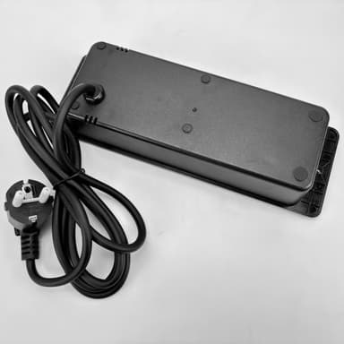 Stikkontakt med tre kontakter og USB-uttak (europeisk standard) Sort