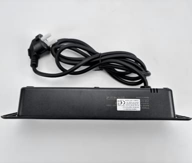 Stikkontakt med tre kontakter og USB-uttak (europeisk standard) Sort
