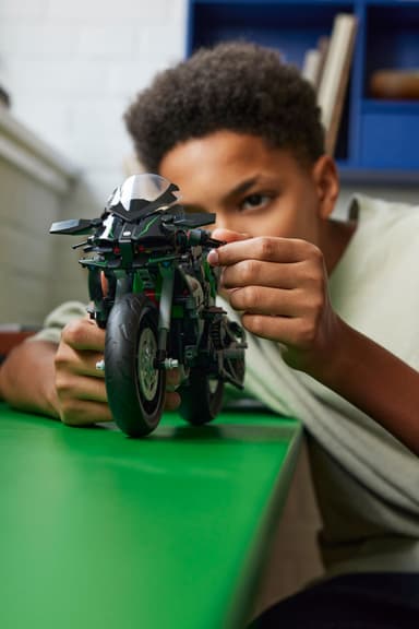 LEGO Technic Kawasaki Ninja H2R-motorsykkel 42170