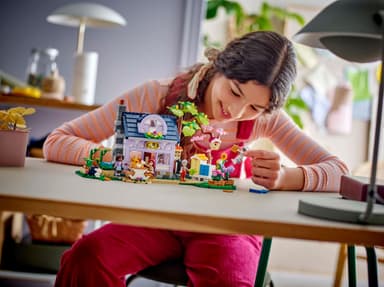 LEGO Friends Birøkternes hus og blomsterhage 42669