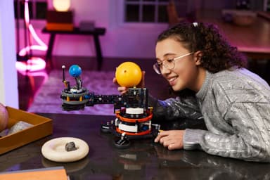 LEGO Technic Månens kretsløp rundt jorden 42179