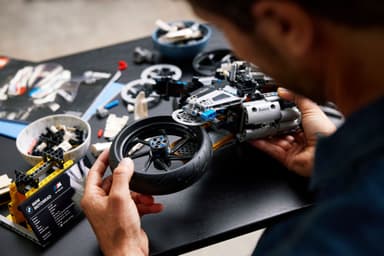 LEGO Technic BMW M 1000 RR 42130