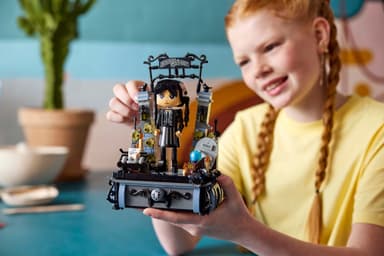 LEGO Wednesday Figur av Wednesday Addams 76780