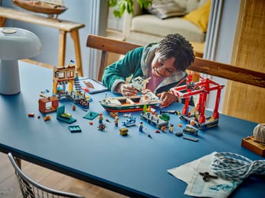 LEGO City Havneområde med lasteskip 60422