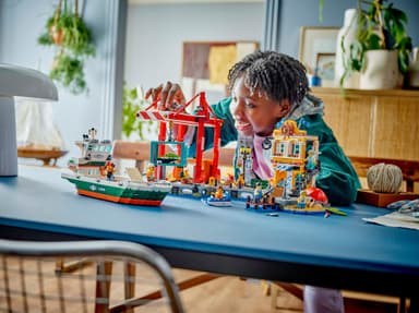 LEGO City Havneområde med lasteskip 60422