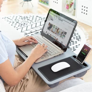 Stort skrivebord med ergonomisk design og smarte funksjoner