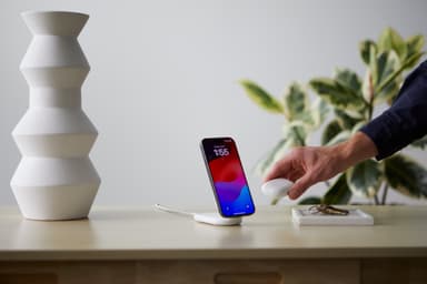 Belkin BoostCharge 2-i-1 15W Qi2 magnetisk lader (hvit)