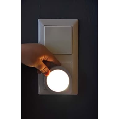brennenstuhl LED nattlys med skumringssensor / nattlyskontakt (skånsom og diskré stikkontakt med ekstremt lavt strømforbruk)