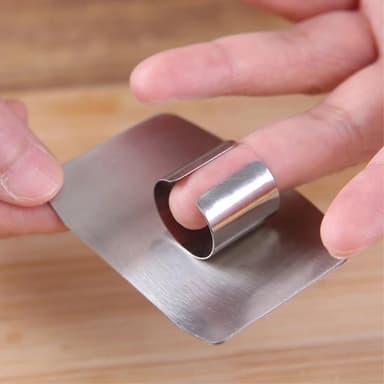 Fingerbeskyttelse i rustfritt stål for sikker kutting av grønnsaker