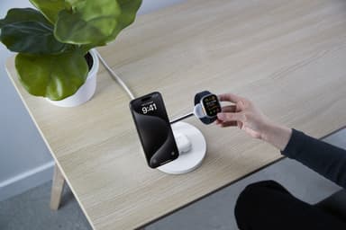 Belkin BoostCharge Pro 3-in-1 Qi2 trådløs ladestativ (hvit)