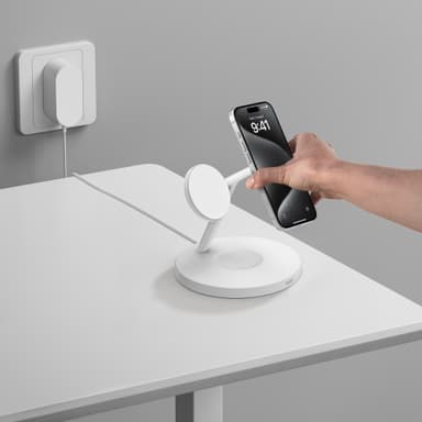 Belkin BoostCharge Pro 3-in-1 Qi2 trådløs ladestativ (hvit)