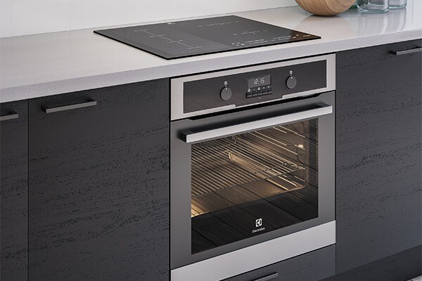 Bilde av et sort-Epoq-kjøkken med integrert ovn og kokeplate