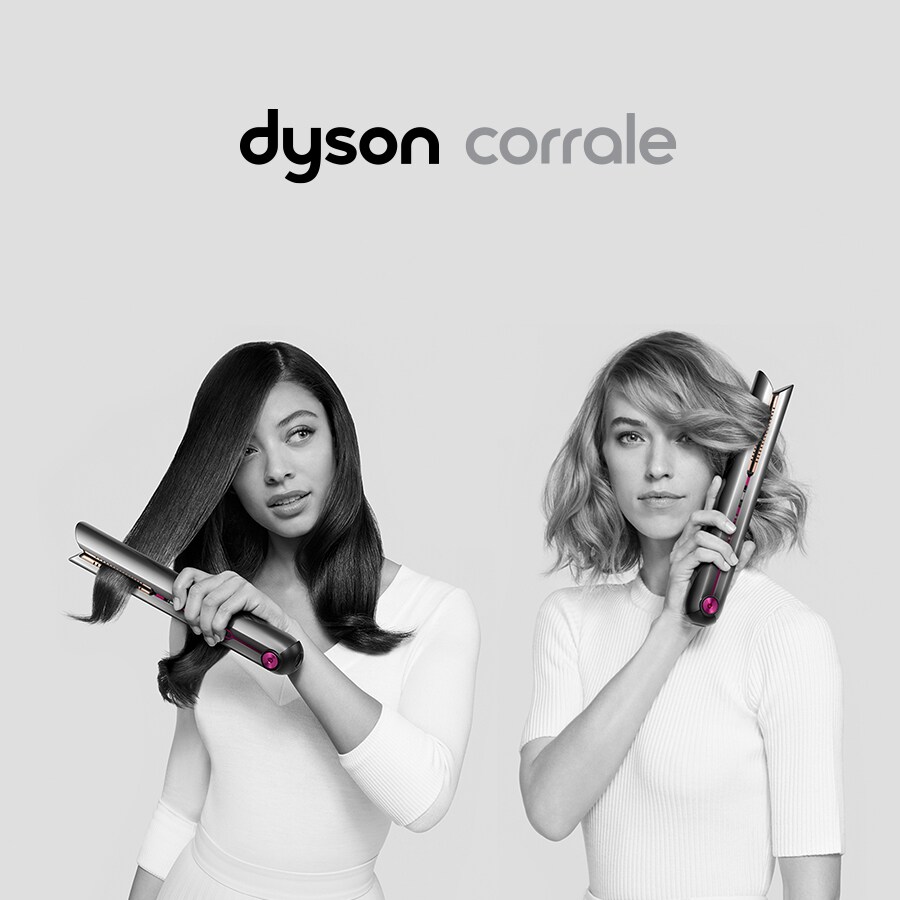 To kvinner som bruker  Dyson Corrale ™ rettetang