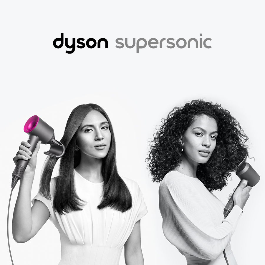 To kvinner som bruker Dyson Supersonic hårføner