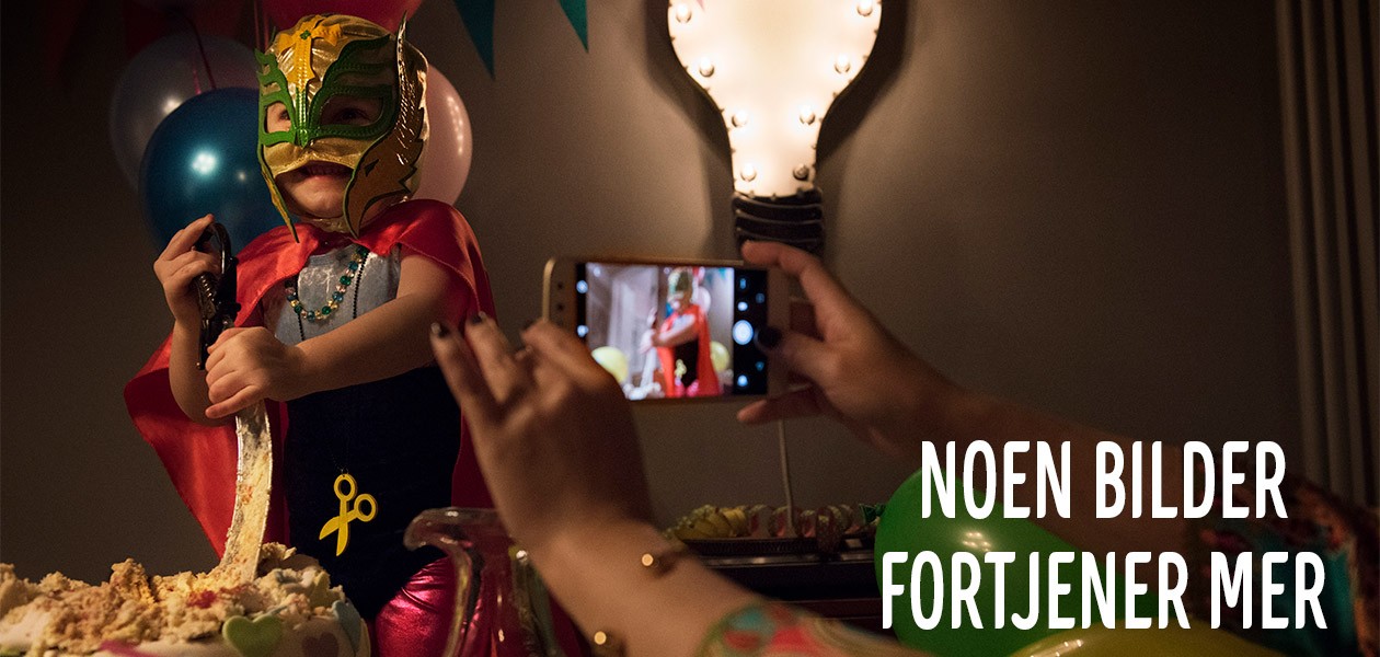gutt i kostyme som fotograferes
