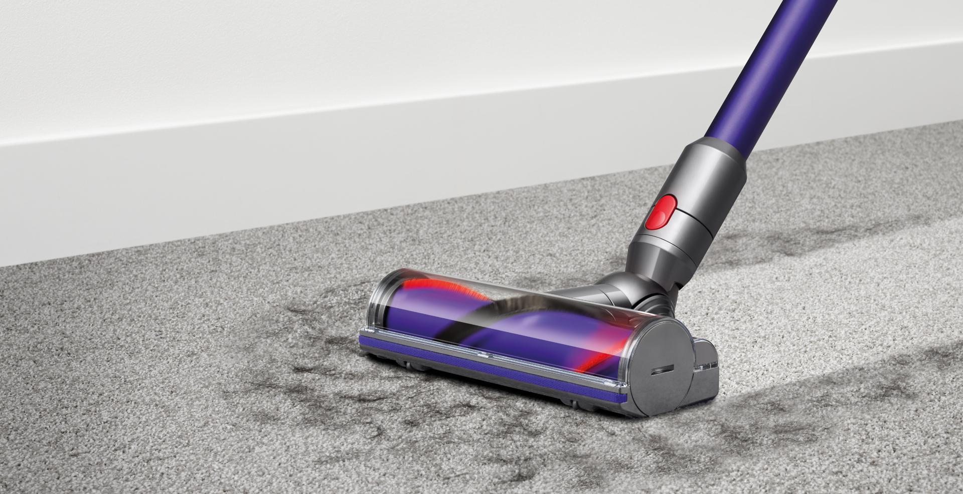  Dyson V10 Animal fjerner skitt fra et teppe