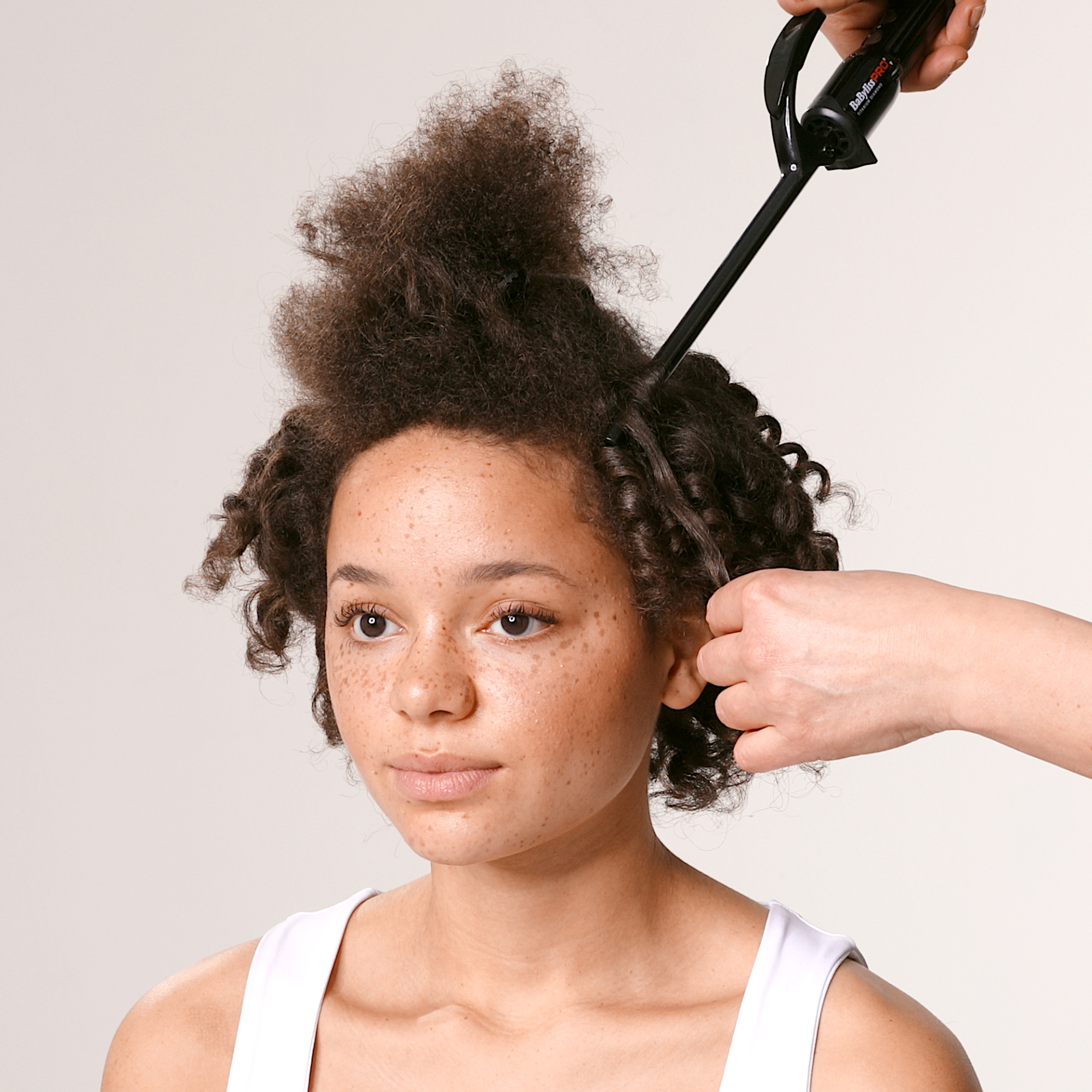 Krølling av afrohår med en BaByliss Pro krølltang