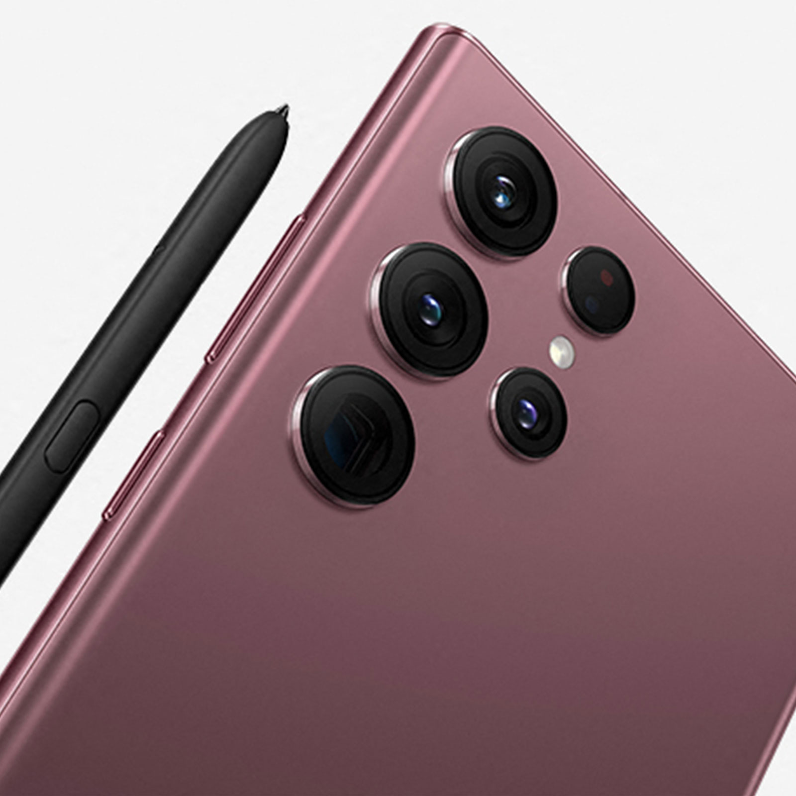 Galaxy S22 Ultra sett bakfra med S-pennen