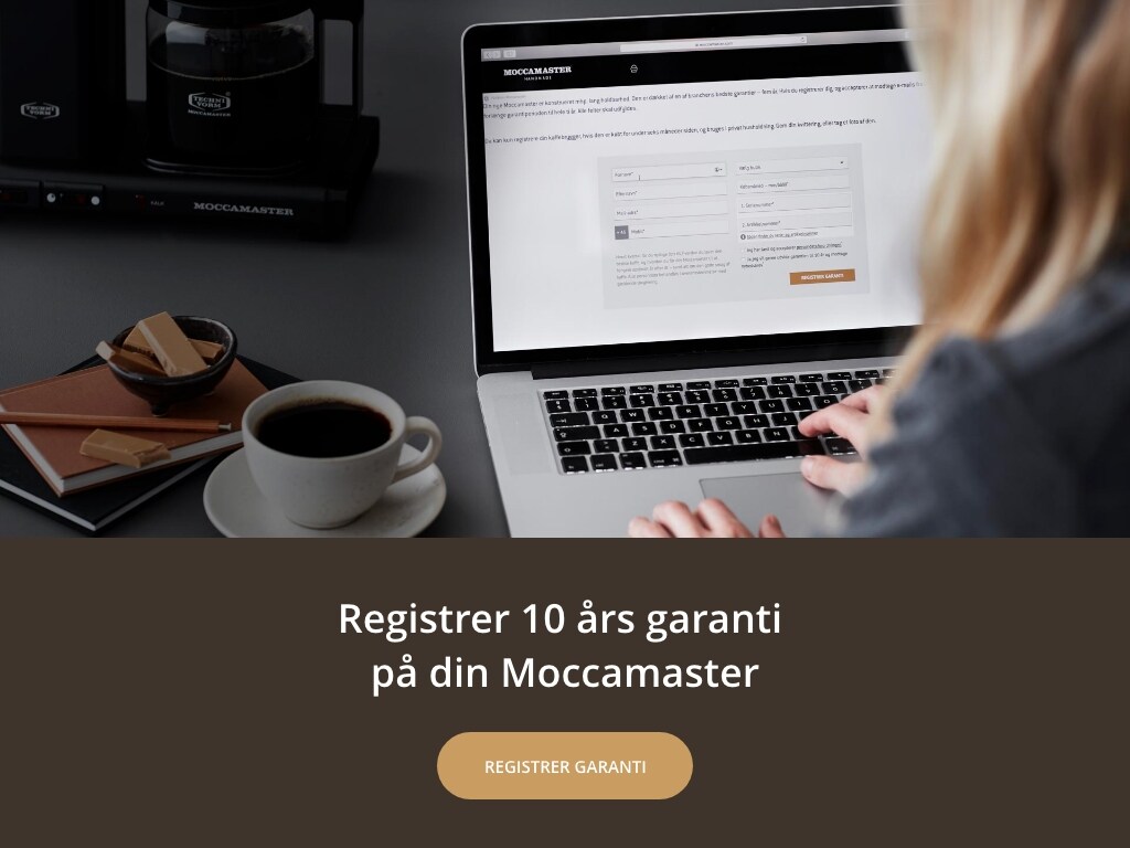 En kvinne som sitter på en bærbar PC og Moccamaster-garanti kampanjetekst på norsk
