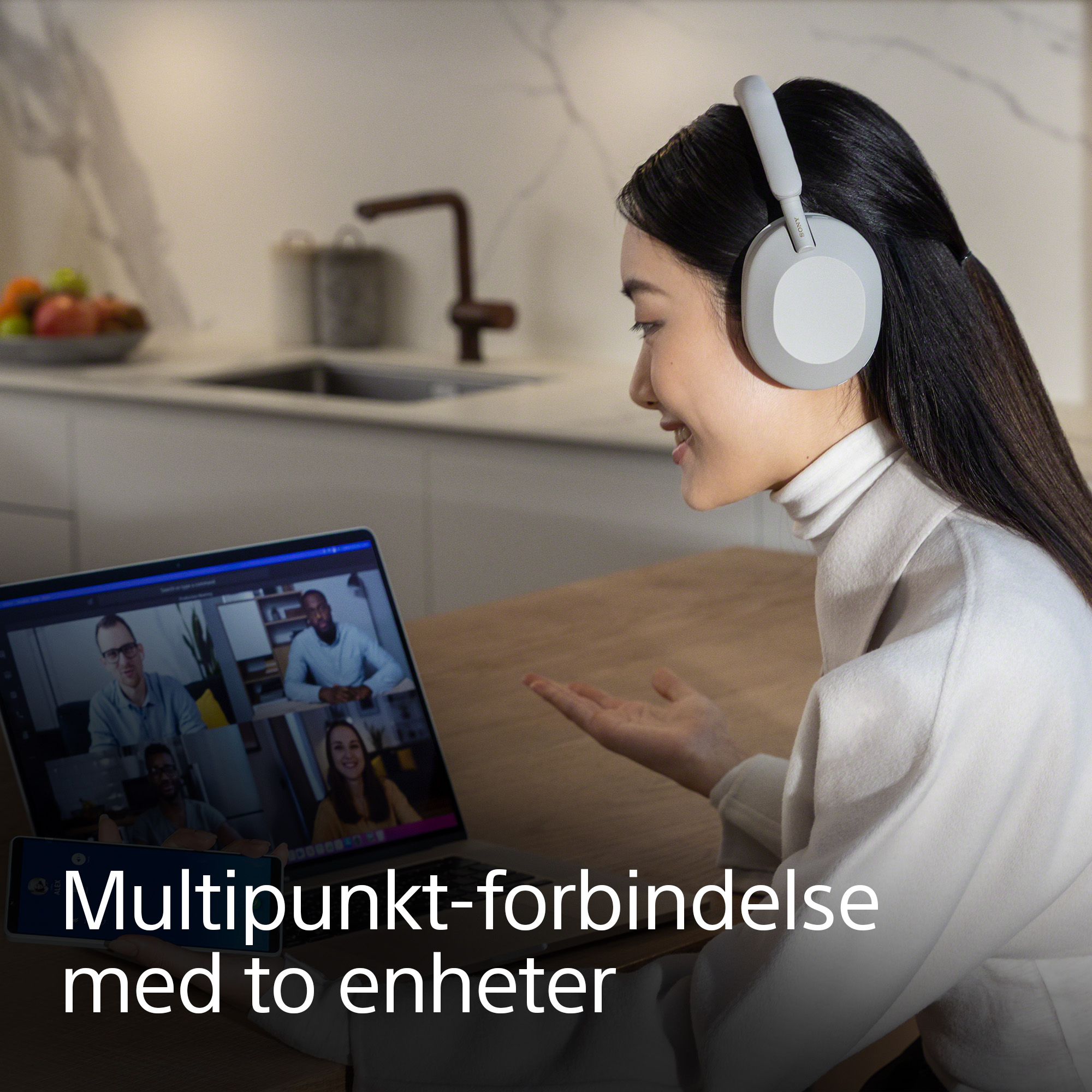 Kvinne har på seg hvite Sony WH1000XM5-headset og snakker med folk på videosamtale på en bærbar PC