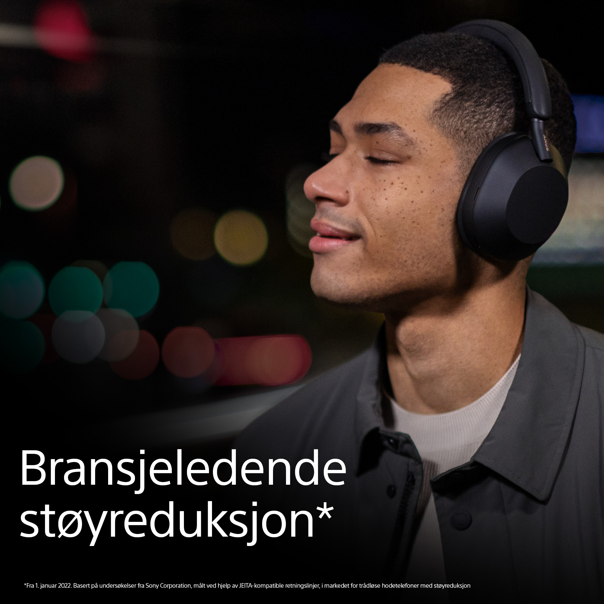 En mann som har på seg Sonys WH1000XM5-headset og teksten bransjeledende støyreduksjon