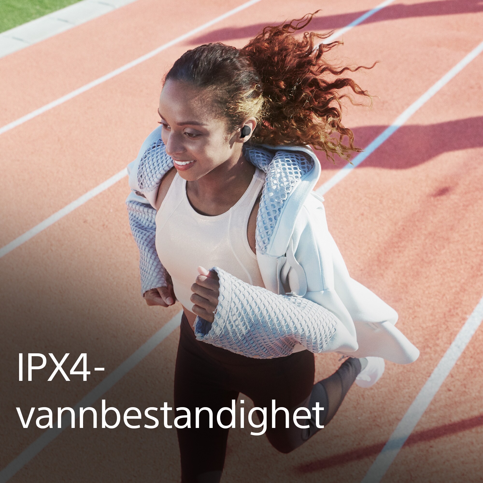 Kvinne løper med LinkBuds og tekst om IPX4