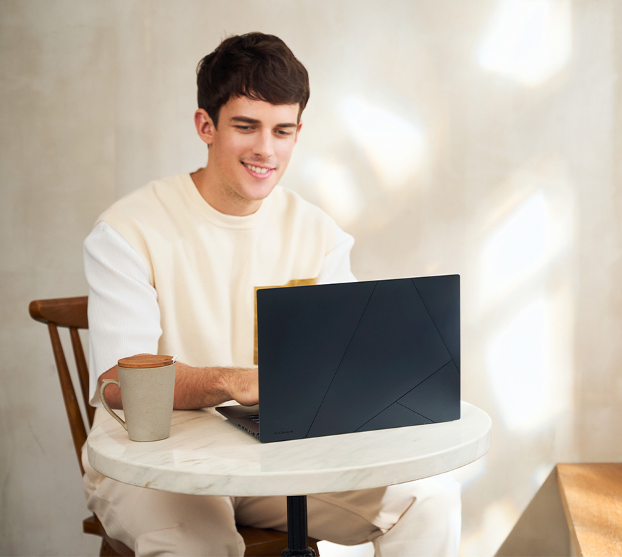 ZenBook 14 OLED - Mann skriver på laptop