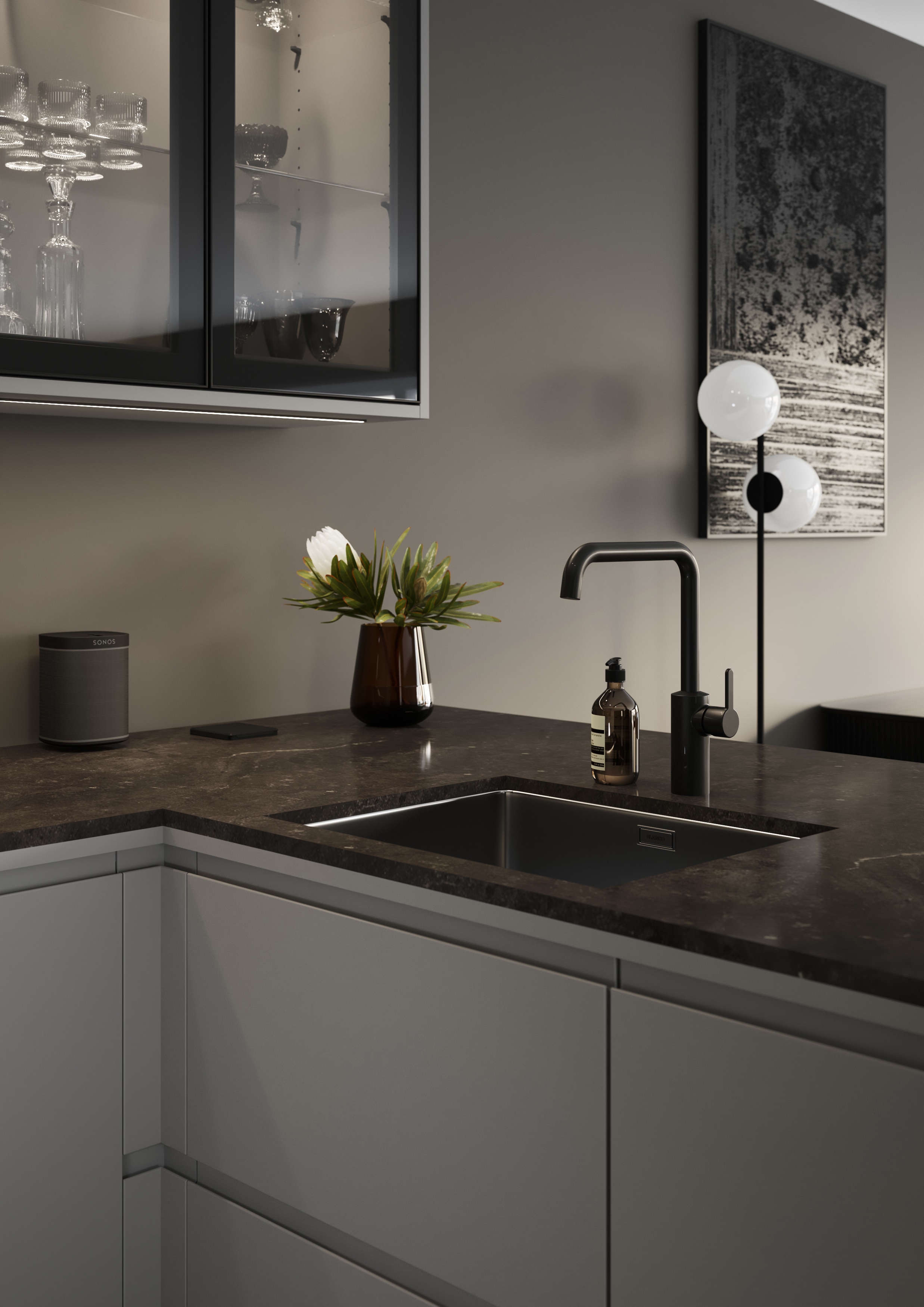 Epoq Integra Steel Grey kjøkken med glass kabinett over undermontert vask og sort blandebatteri