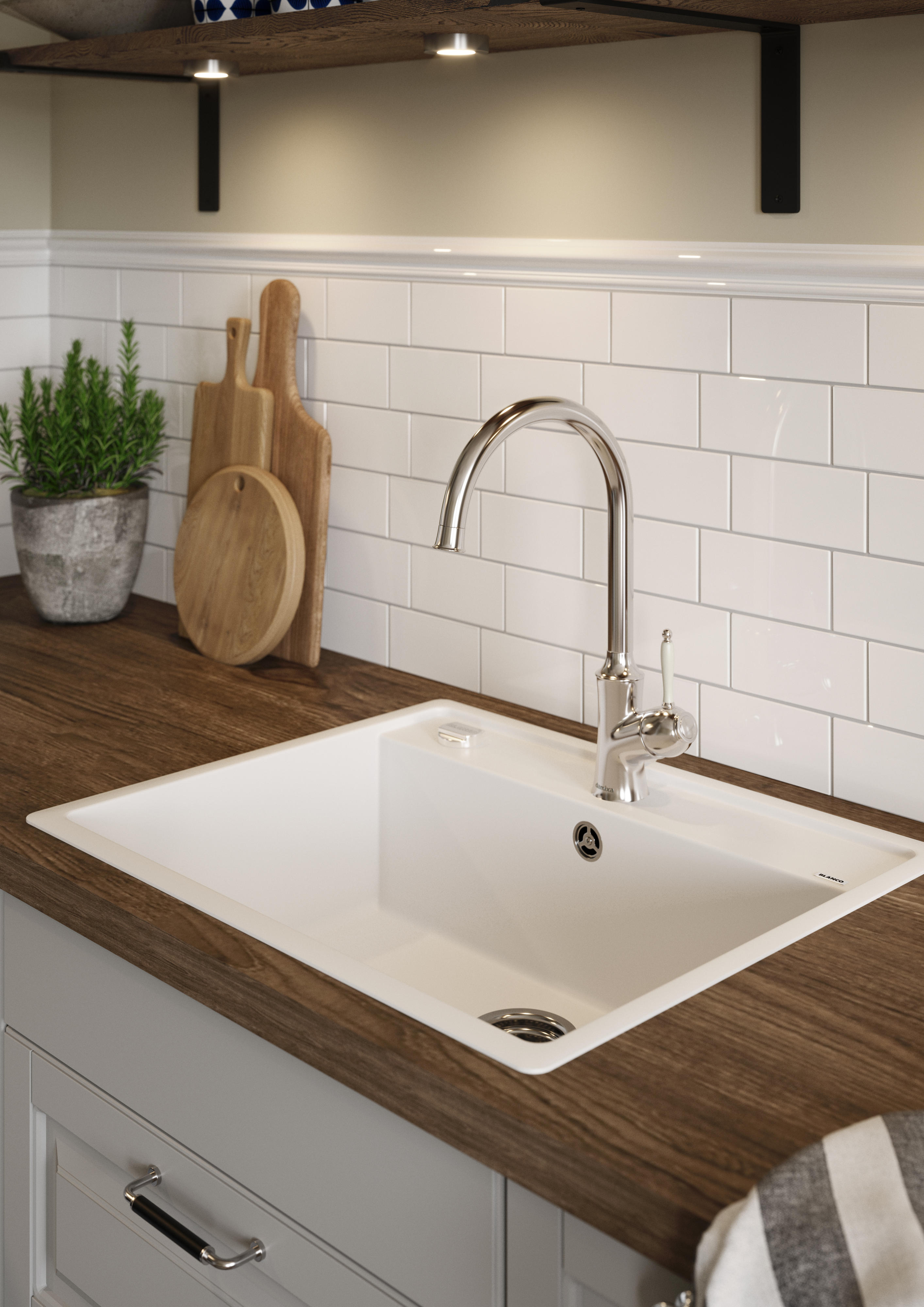 Spotter over en hvit vask på en laminatbenkeplate lmed tremønster i et Epoq Heritage Light Grey kjøkken