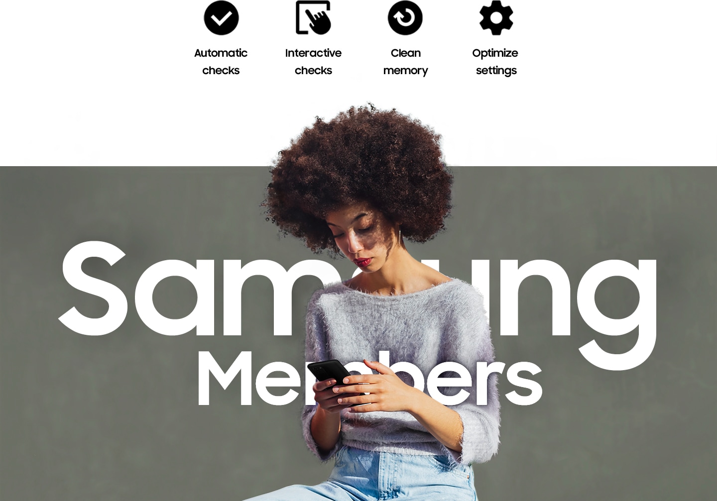 En kvinne bruker en smarttelefon mens teksten Samsung members er bak henne