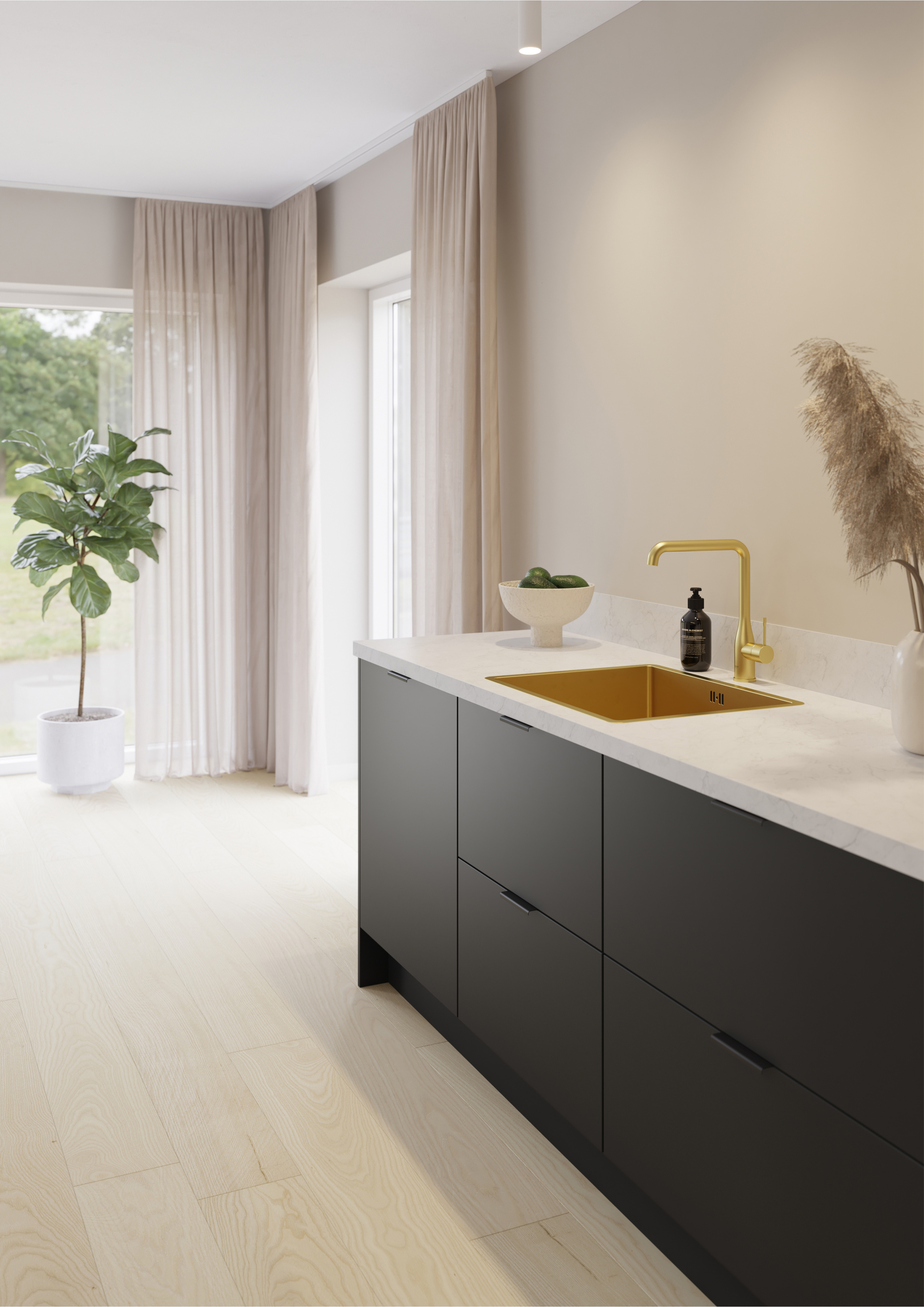 EpoqPure Matt Black kjøkkenvask med marmorbenkeplate, messingkran og beige gardiner i bakgrunnen