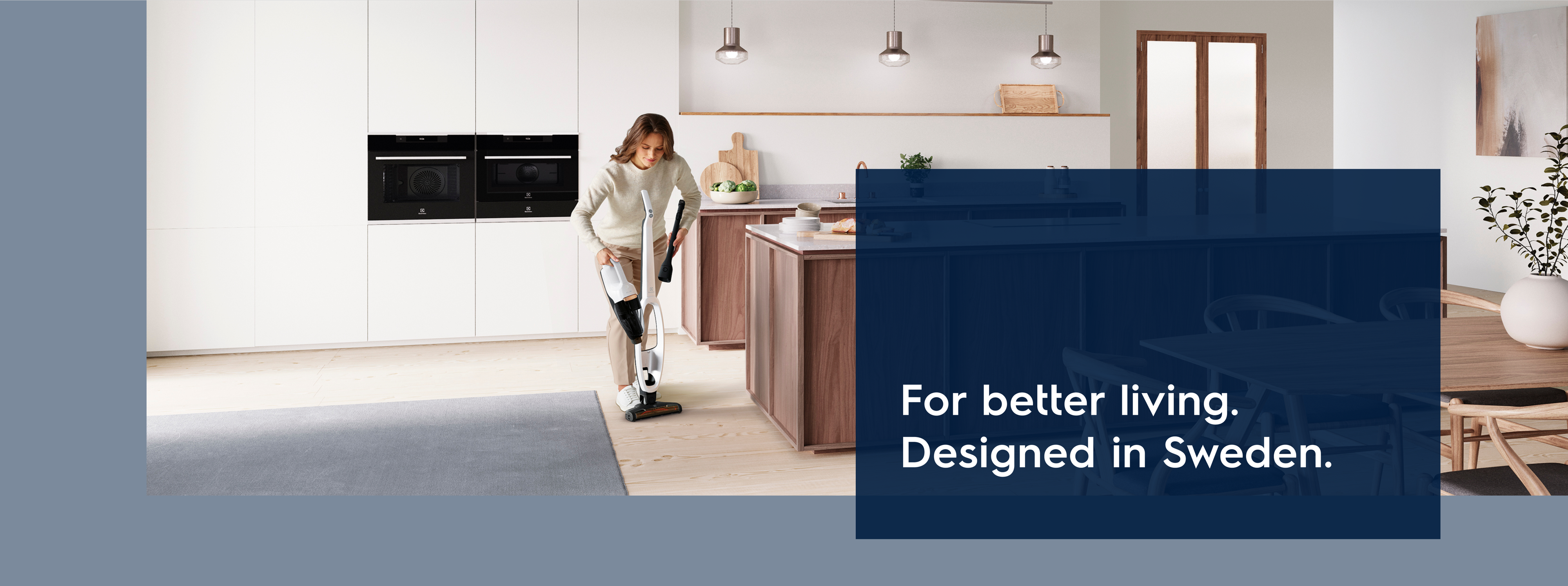 En dame som støvsuger med en trådløs støvsuger fra Electrolux og teksten For better lining. Designed in Sweden