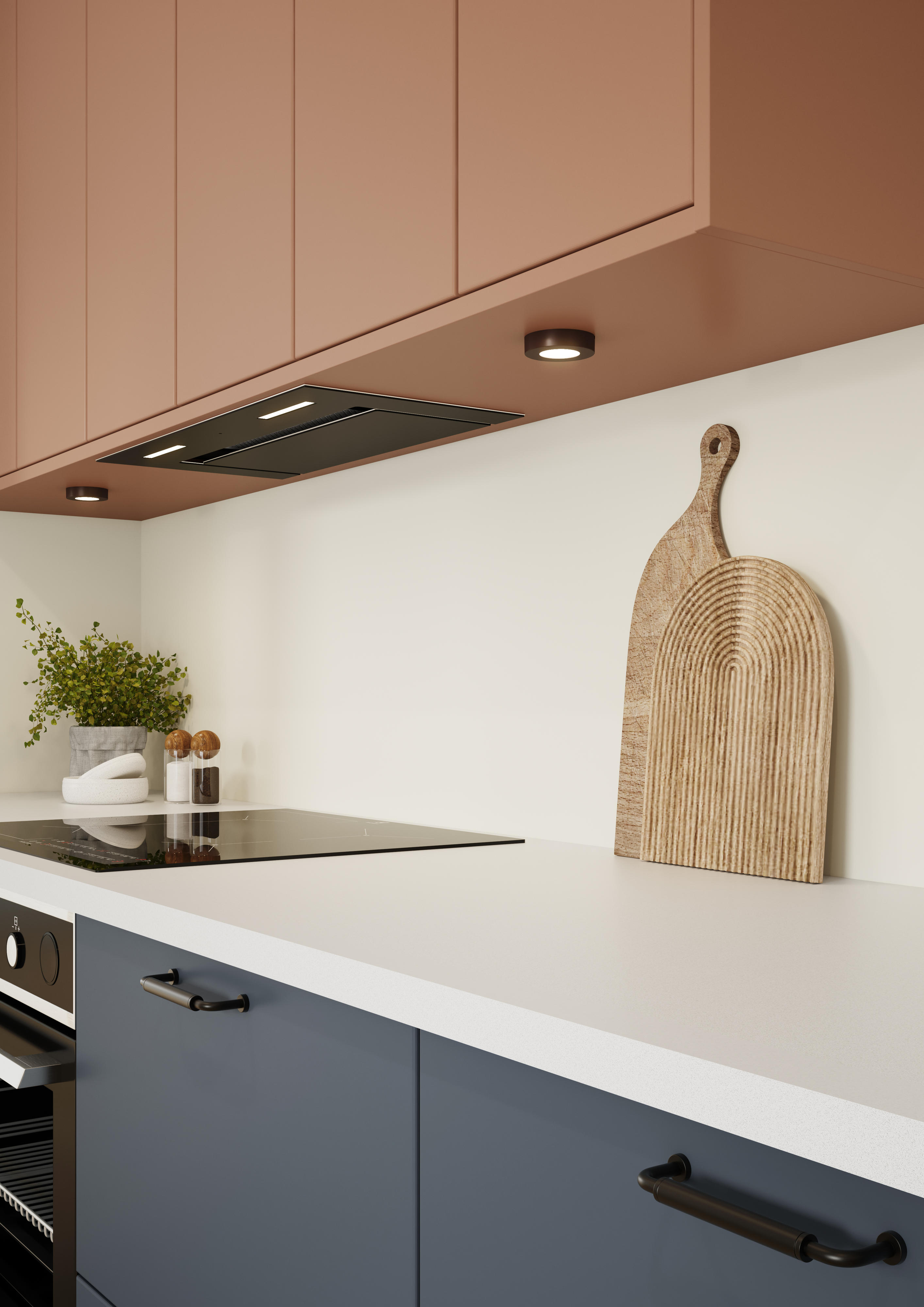 EPOQ Trend Blue Grey og Sienna kjøkkenseksjon med platetopp, skapmontert ventilator og brune spotter