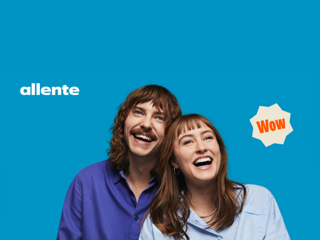 Allente logo og en mann og kvinne som står inntill hverandre, smiler og ser opp