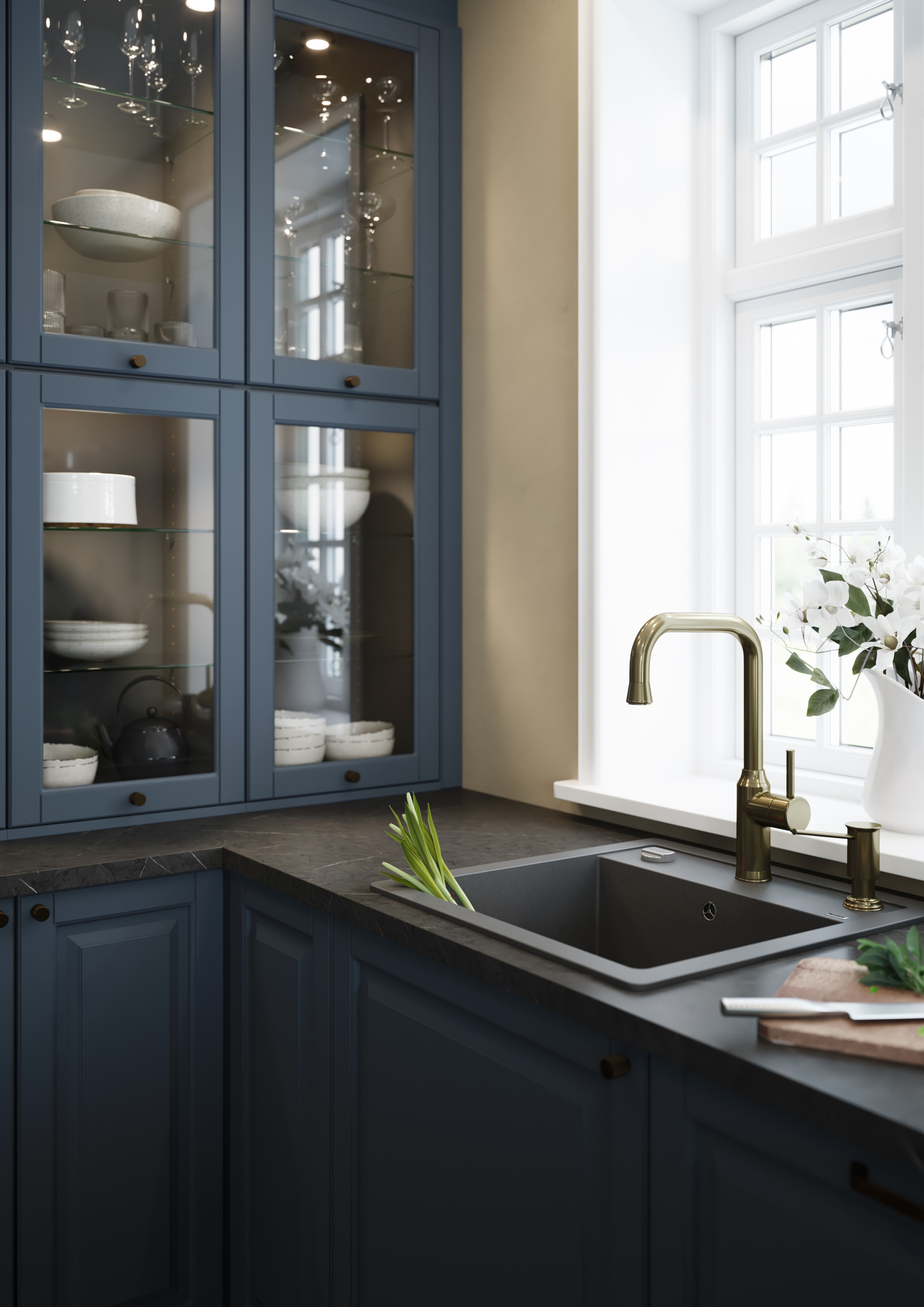 Epoq Heritage Blue Gray kjøkken med nærmere titt på vask og vitrineskap