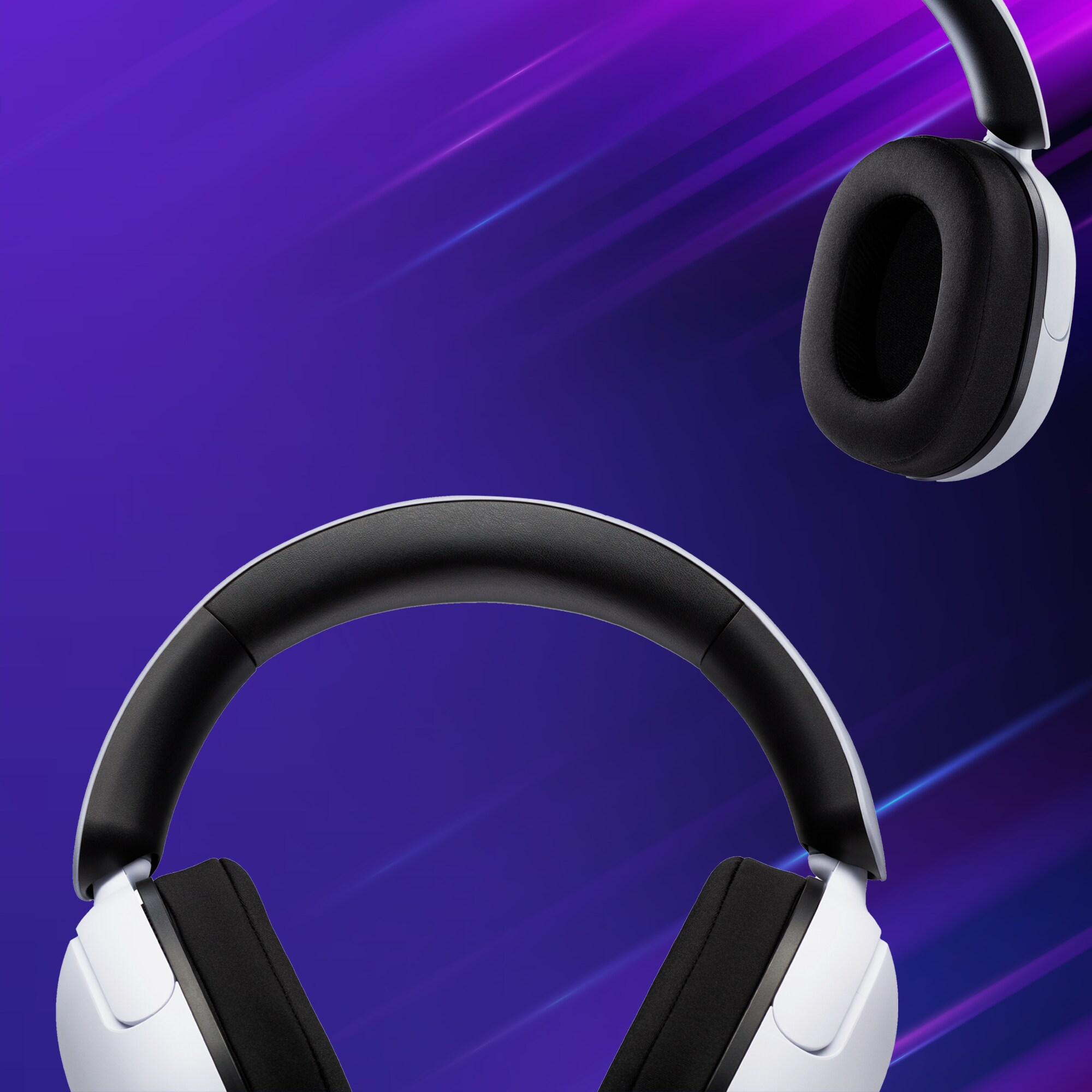 To sett med Sony Inzone gaming headset på en blå lilla bakgrunn