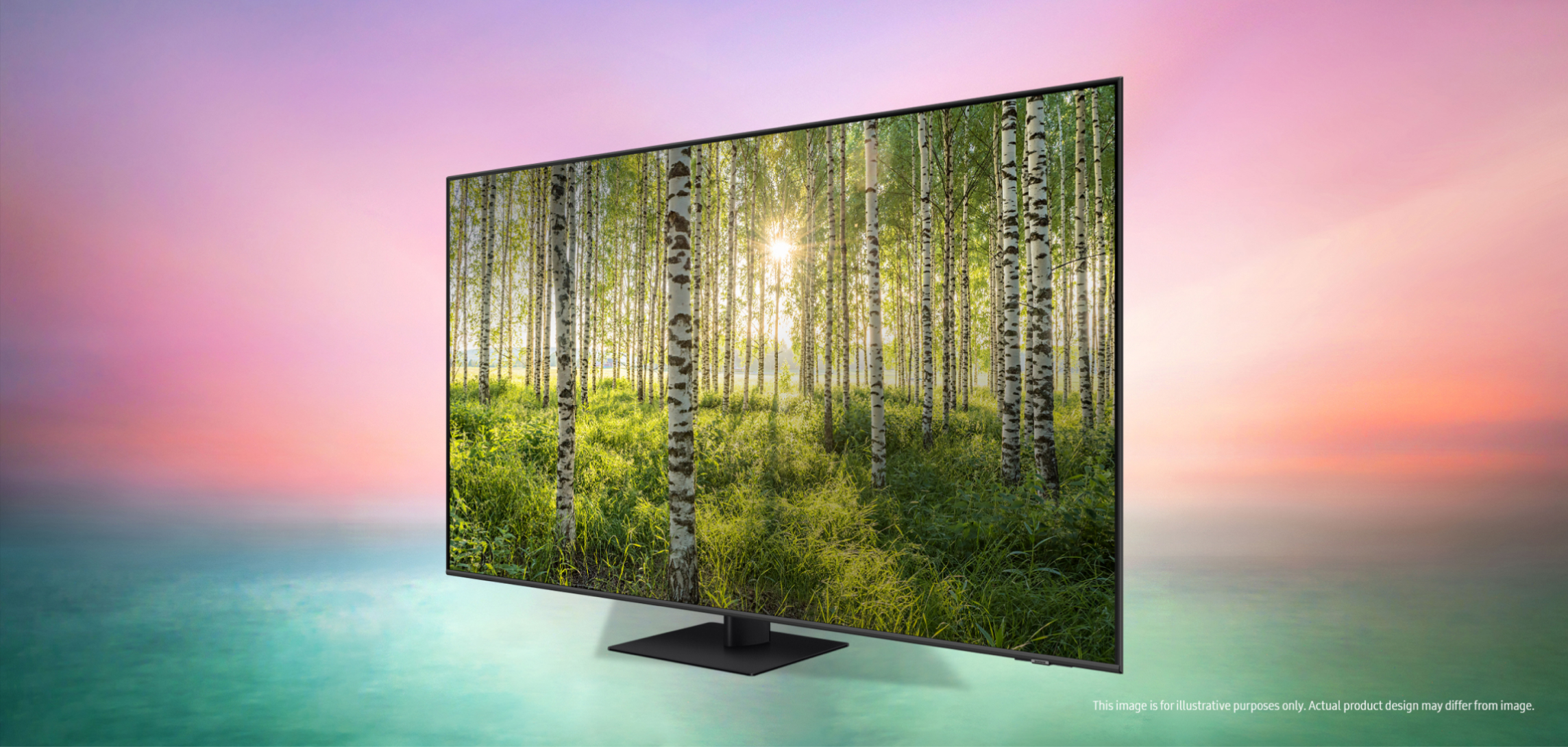 Samsung TV på en fargerik skyete bakgrunn som viser skog i solskinn på skjermen
