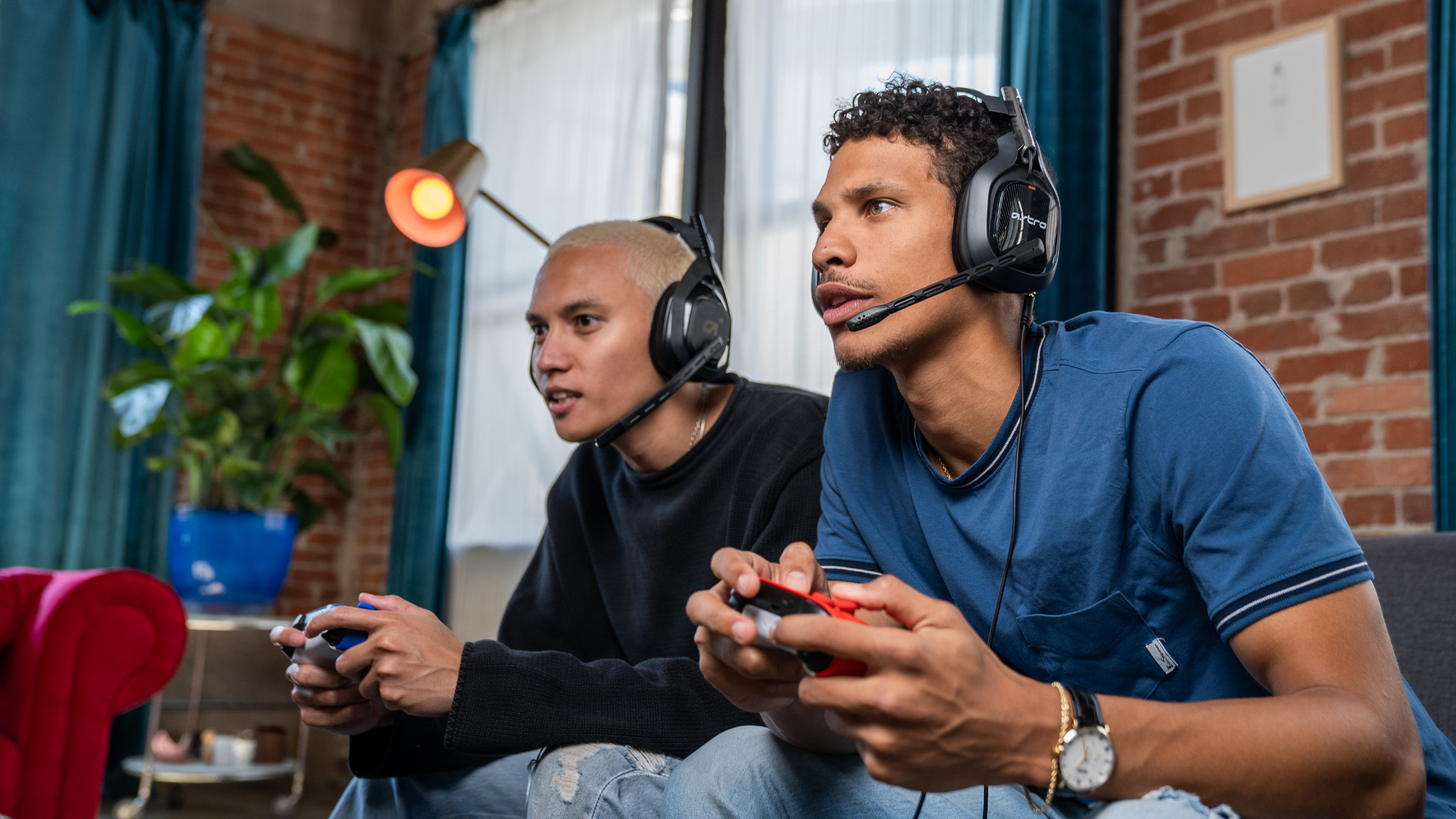 To gutter som leker med Logitech Astro-gamingheadset