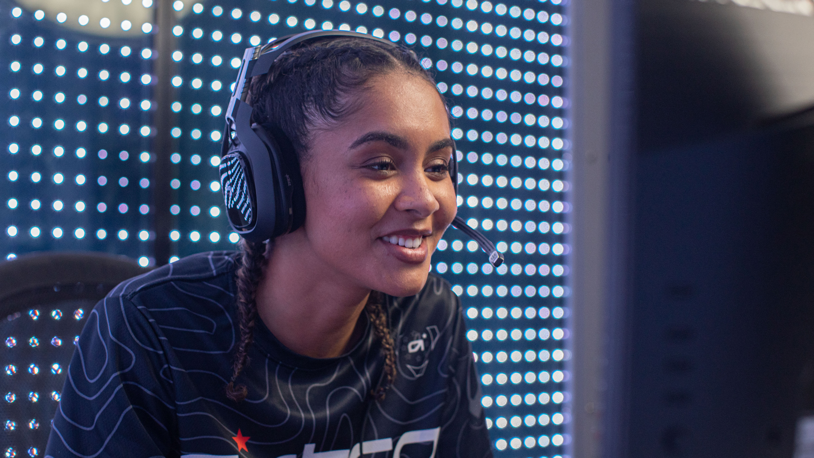 Jente med Logitech Astro gamingheadset