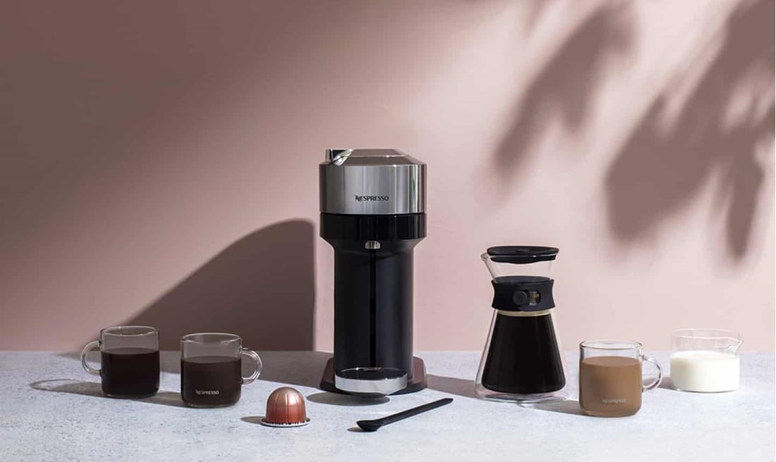 Nespresso kaffemaskin, kaffekopper og kaffekaraffel