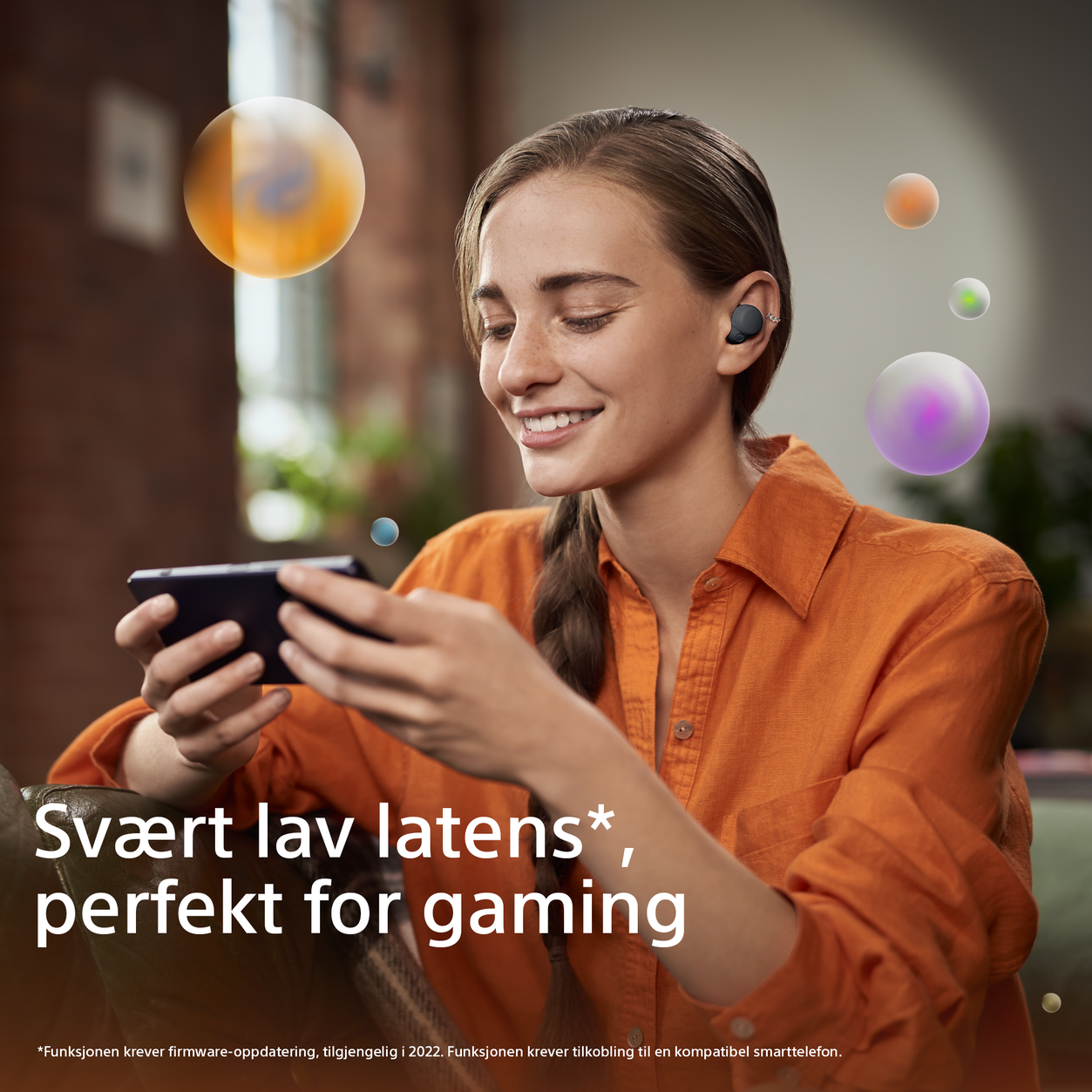 Linkbuds S - Kvinne i oransje blazer ser på telefonen NO