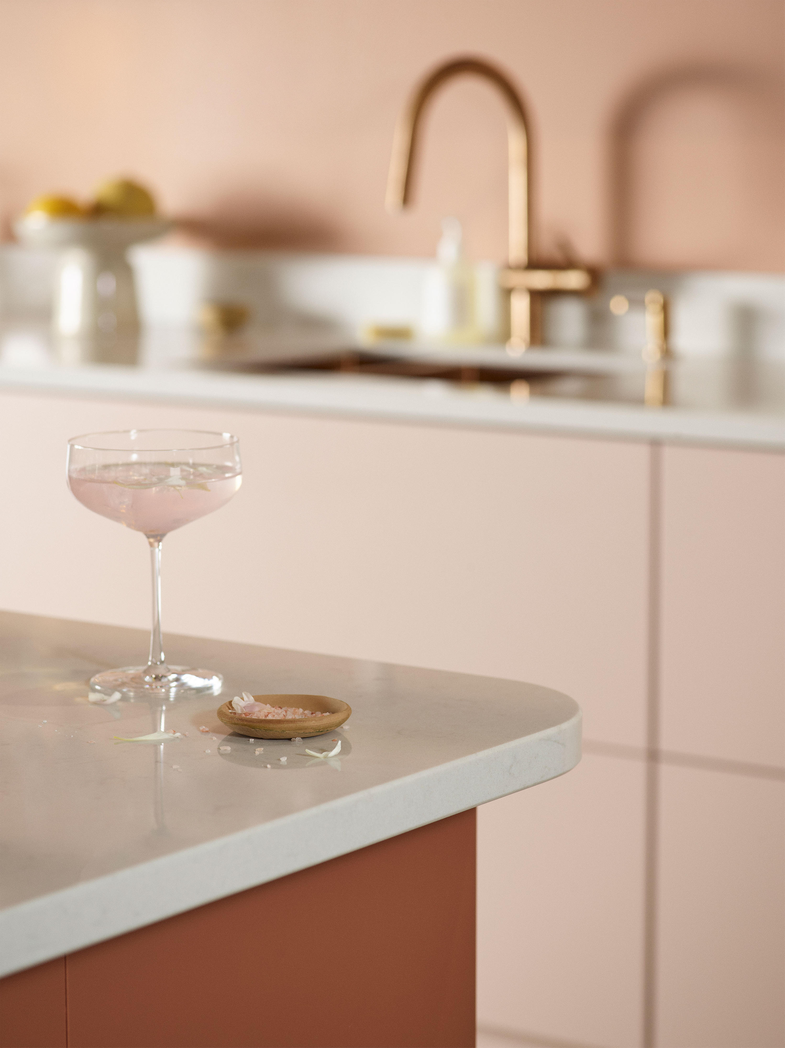 Glass standing on a kitchen island in a Epoq Trend Blush & Sienna kitchen