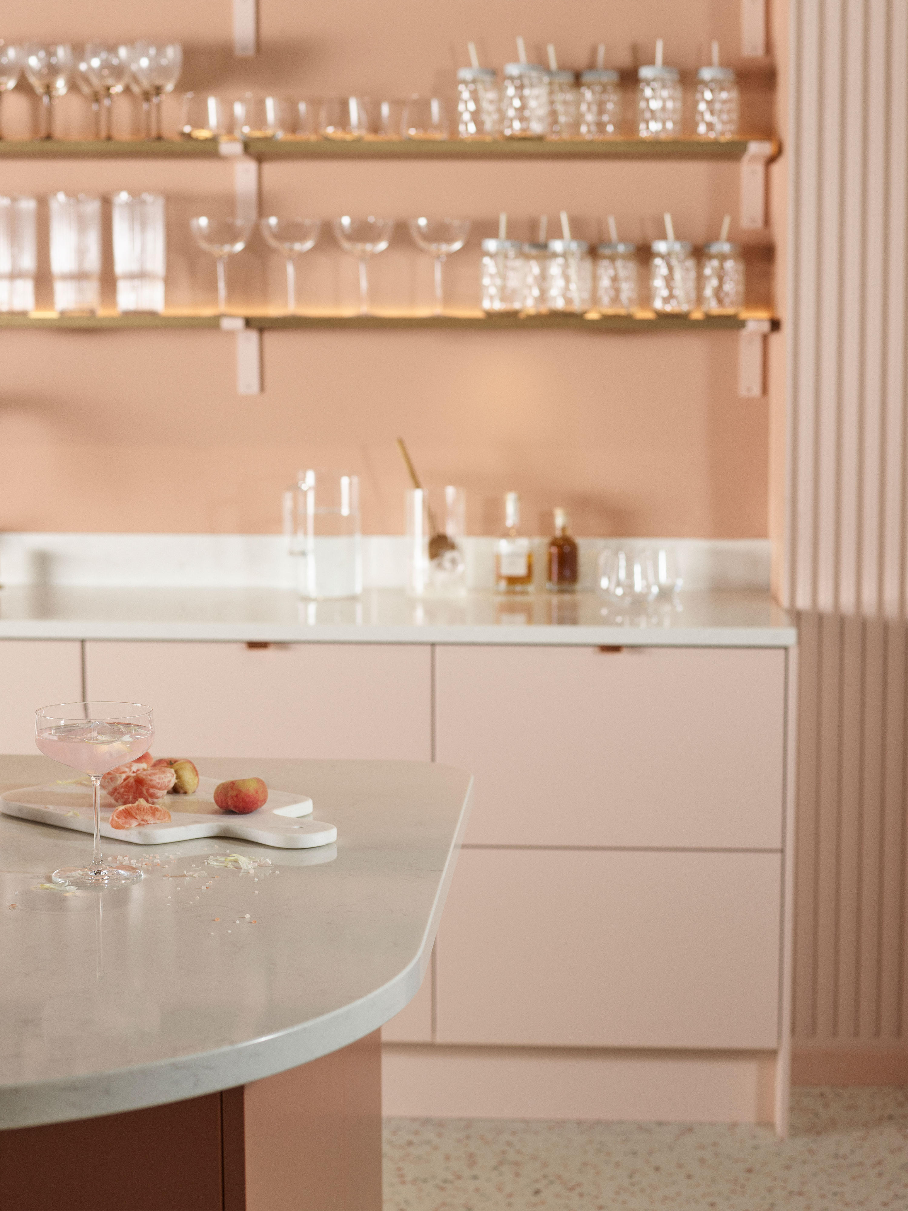 Epoq Trend Blush og Trend Sienna kitchen med hyller fulle av glass