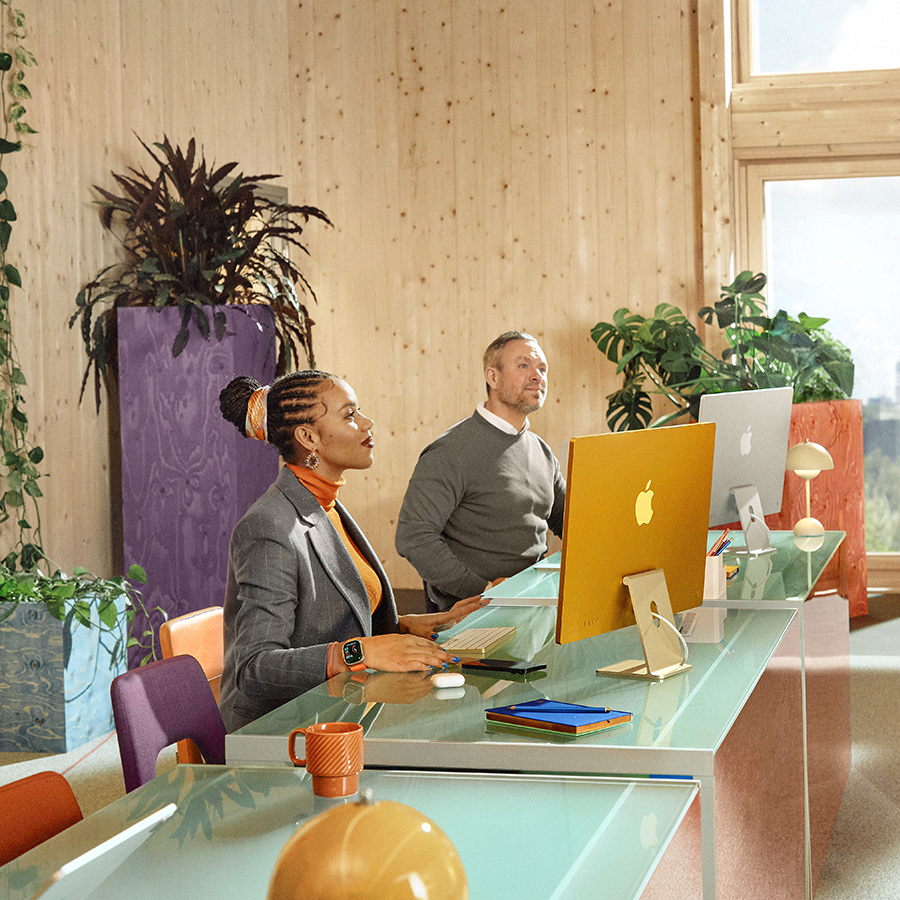 Mann og kvinne på et kontor med iMac