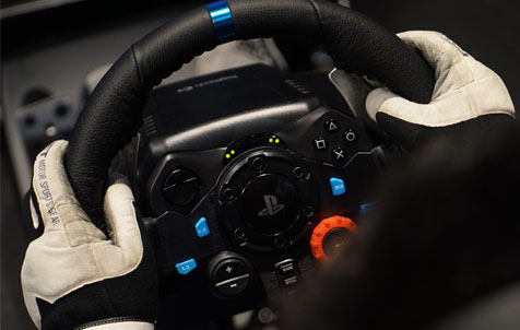 mann kjører i et spill med et Logitech G29 gaming-ratt