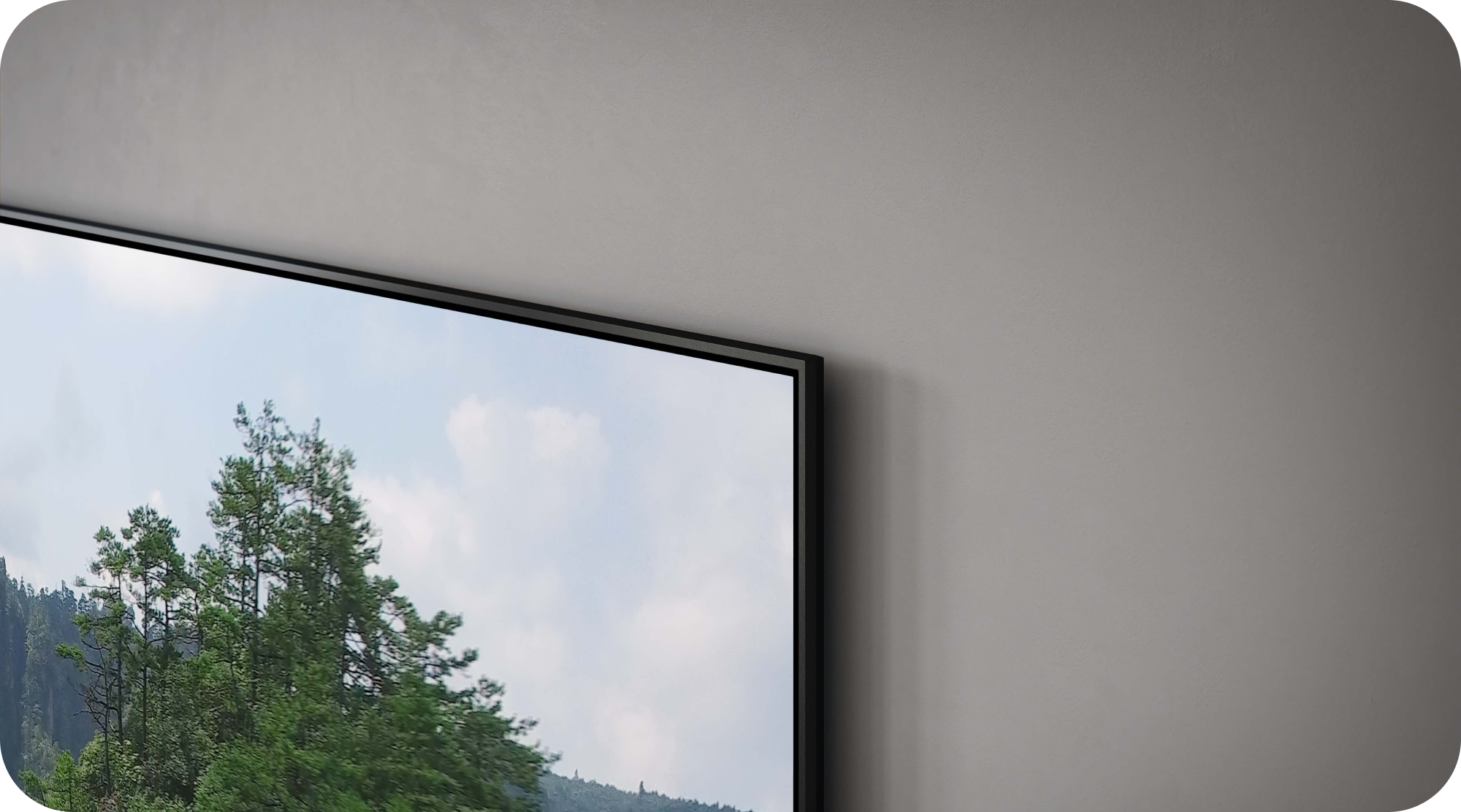 Nærbilde av et Samsung Q70C TV-hjørne på en grå vegg
