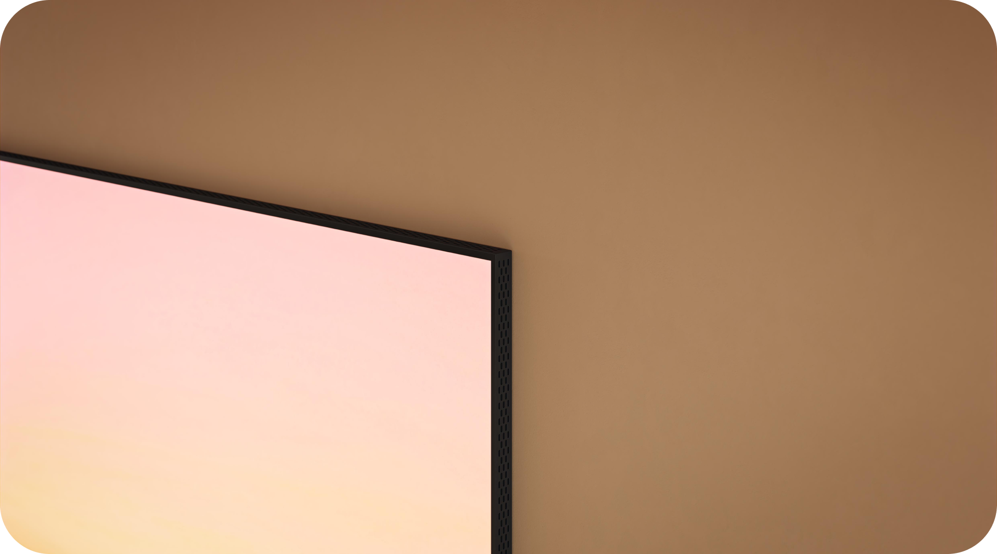 Nærbilde av hjørnet på en Samsung Neo QLED 8K TV på en beige vegg