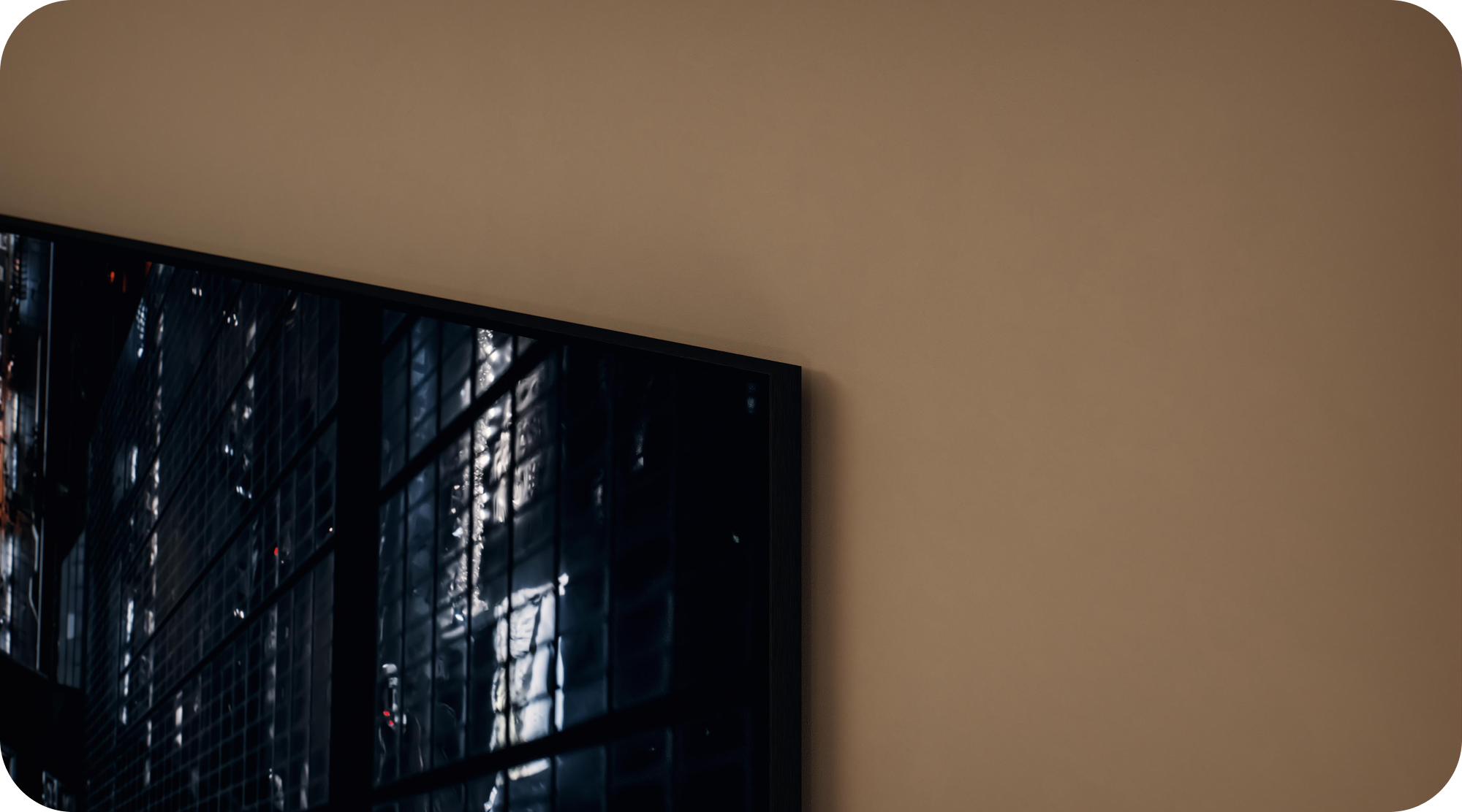 Nærbilde av hjørnet av Samsung Neo QLED TV på en beige vegg