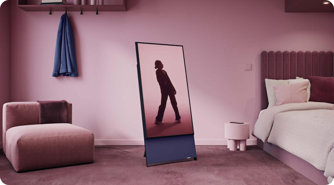 Samsung The Sero TV står vertikalt i et rosa soverom