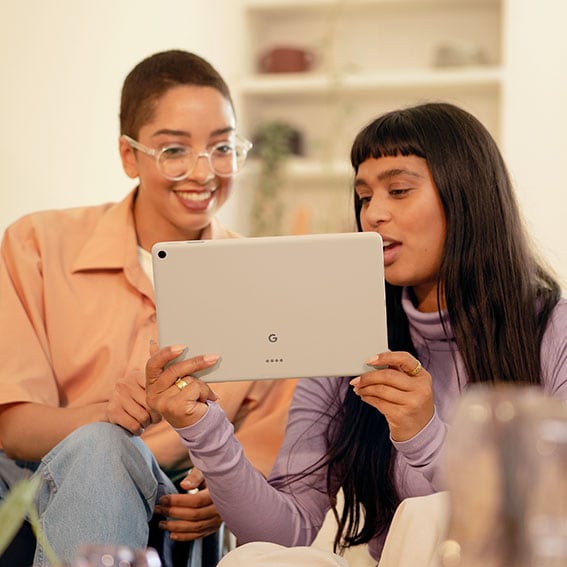 To kvinner blir underholdt av Google Pixel Tablet